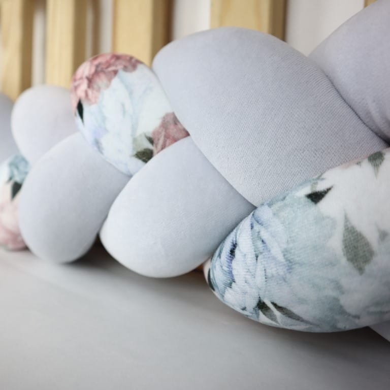 Πάντα κούνιας πλεξούδα χειροποίητη σε γκρι απόχρωση με σχέδιο λουλουδιών