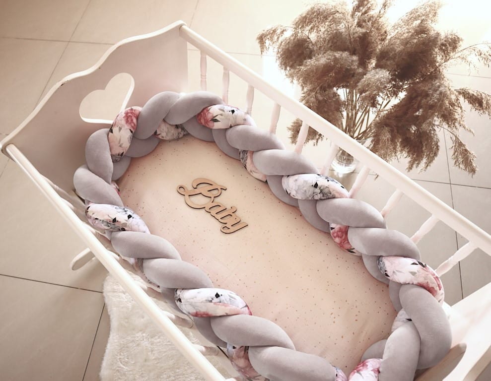 Πάντα κούνιας πλεξούδα χειροποίητη σε γκρι απόχρωση με σχέδιο λουλουδιών