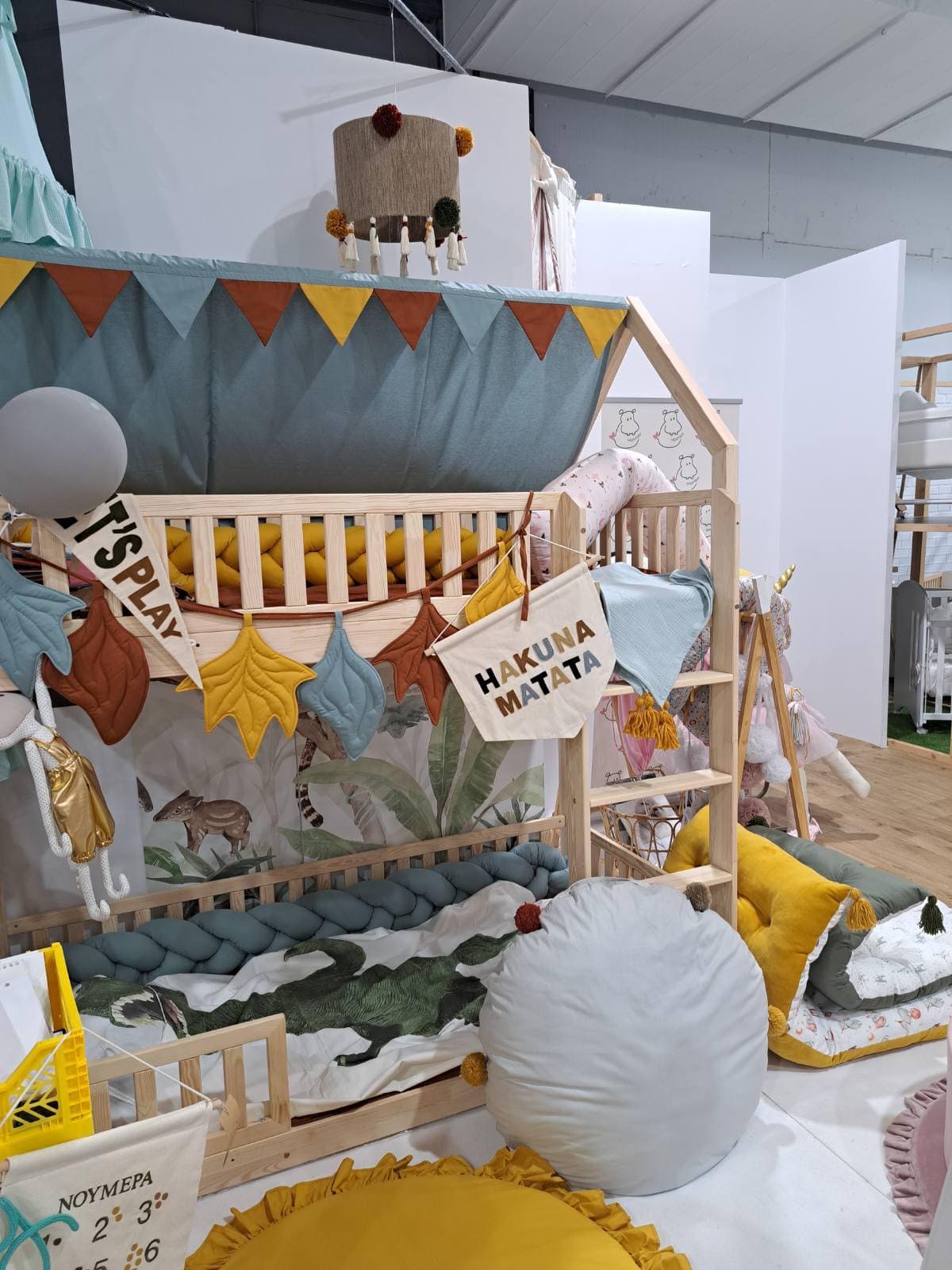 Πανί τεντούλα με σημαιάκια για κρεβάτι montessori 4,5x1,5