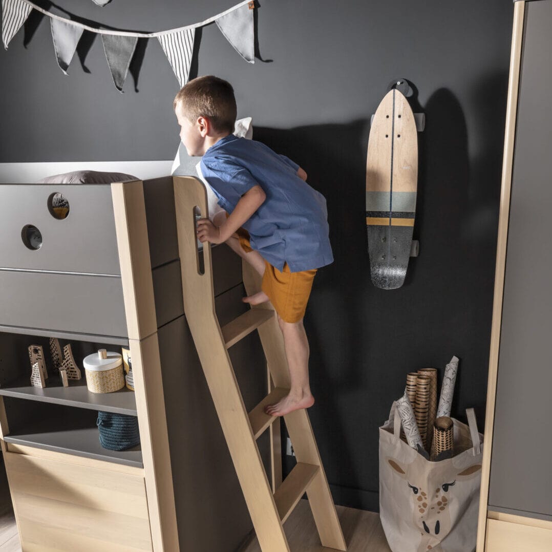 Παιδικό κρεβάτι με γραφείο και ντουλάπια